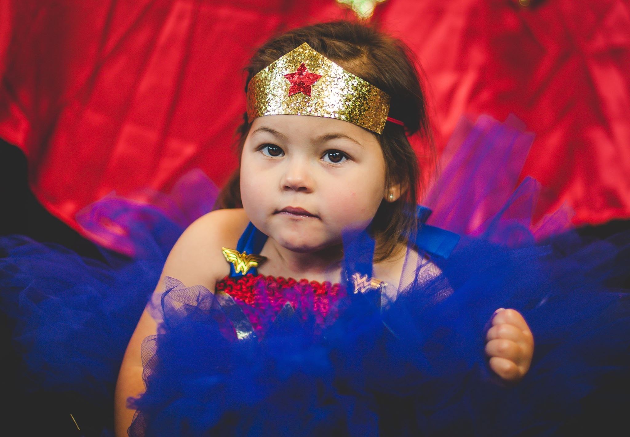 Meil&iacute; vestida como una hero&iacute;na, rodeada de colores intensos